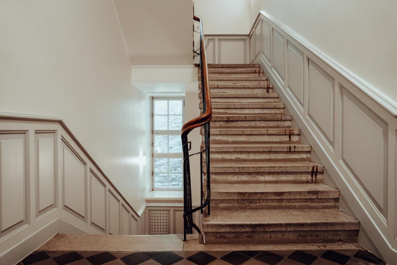 Design In The Heart Of Old Town Apartment